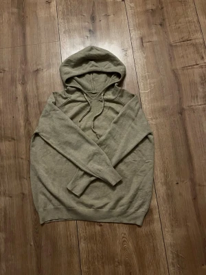 Hoodie Kashmir liknande tyg - Hyfsad ny men ungefär aldrig använd.