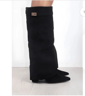 Svarta boots klackar  - Supersnygga svarta boots med guld lås. Använda 2 gånger, superfint skick, inga slutningar, fin kvalitet, köpte på Jackie för 1000kr. 