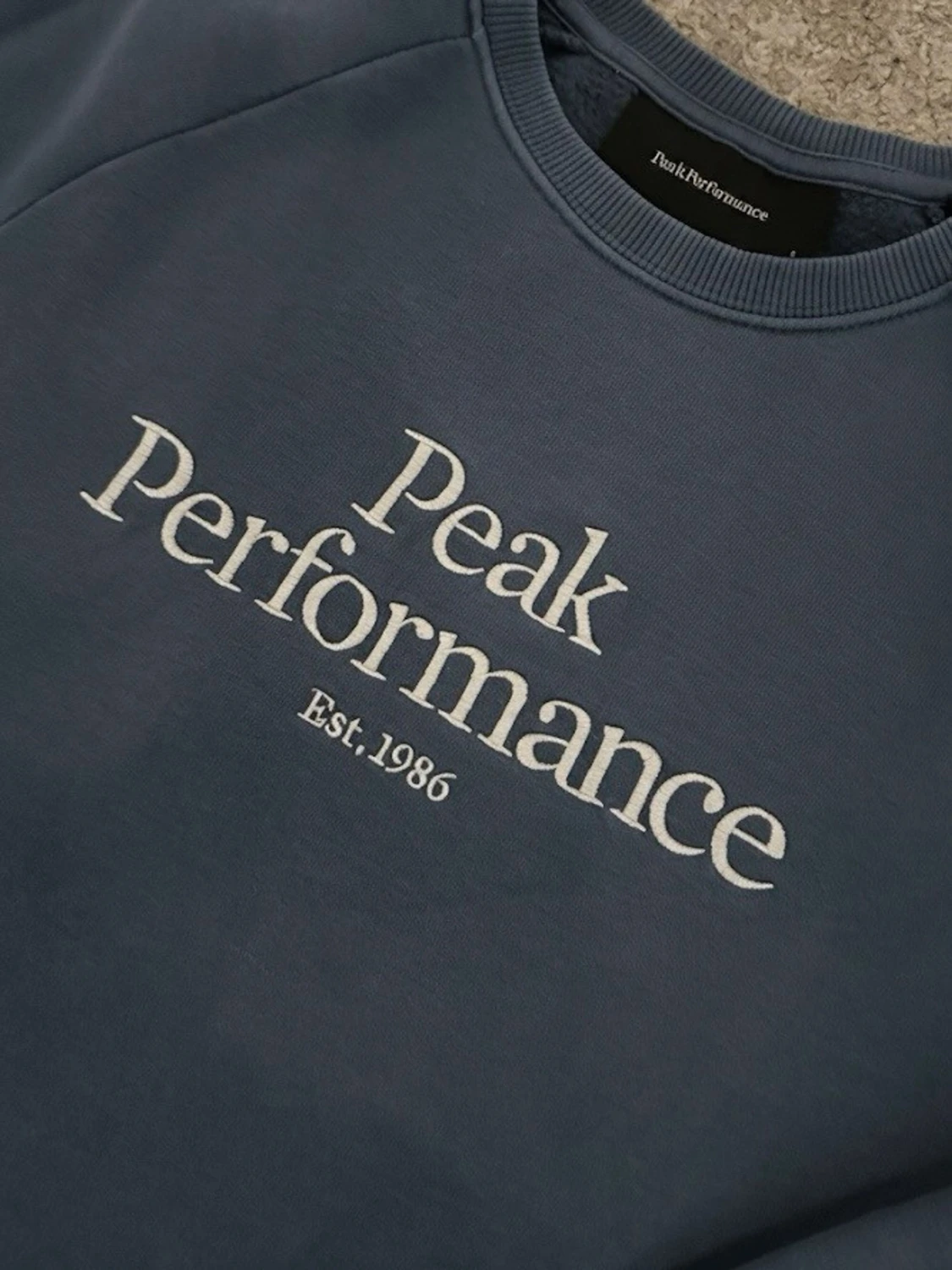 Mörkblå Peak Performance sweatshirt - 1