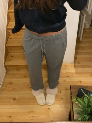 Grå mjukisbyxor med snörning - Säljer ett par grå mjukisbyxor med snörning i midjan och fickor på sidorna. Perfekta för chill dagar hemma eller när du vill vara extra bekväm. Byxorna har en loose passform och är gjorda i mjukt bomullsmaterial.