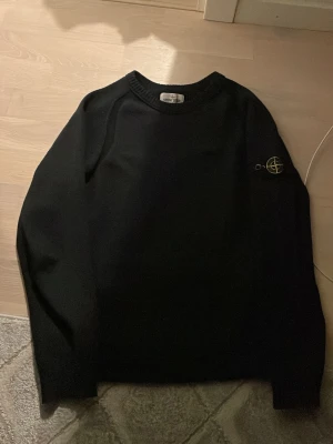 Mörkblå  tröja från Stone Island Junior - Mörkblå tröja från Stone Island, rätt så bra skick och storlek XS. Har växt ut ur tröjan det är därför jag säljer, denna tröja passar perfekt med ett par svarta eller gråa jeans. Skriv till mig om du har frågor!