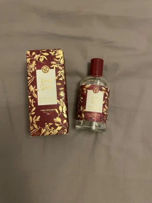 Yves Rocher Voile Doré Limited Edition - Limited edition eau de toilette från Yves Rocher. Flaskan rymmer 100 ml och är tillverkad i Frankrike. Perfekt för dig som vill ha något unikt och snyggt i parfymhyllan.