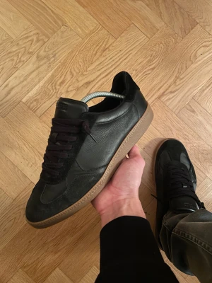 Selected Homme skor - Skit feta selected homme skor i jävligt bra skick. Storlek 43. Skorna ser ut o va knappt använda, bara lite smutsigt på några ställen. Priset kan diskuteras.