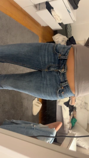 Blåa jeans från Gina Tricot - Jätte fina lågmidiade blåa jeans från Gina Tricot