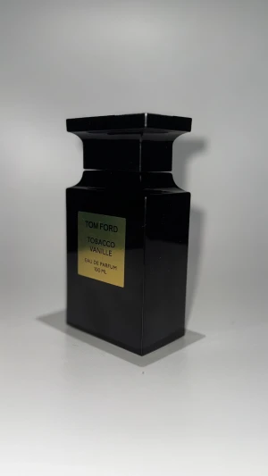 Tom Ford Tobacco Vanille 100ml - Tom Ford Tobacco Vanille Eau de Parfum, 100 ml. Snygg och lyxig flaska, perfekt för dig som vill sticka ut. Tillverkad i USA. Levereras med originalförpackning. Perfekt julklapp till din kille eller någon annan.