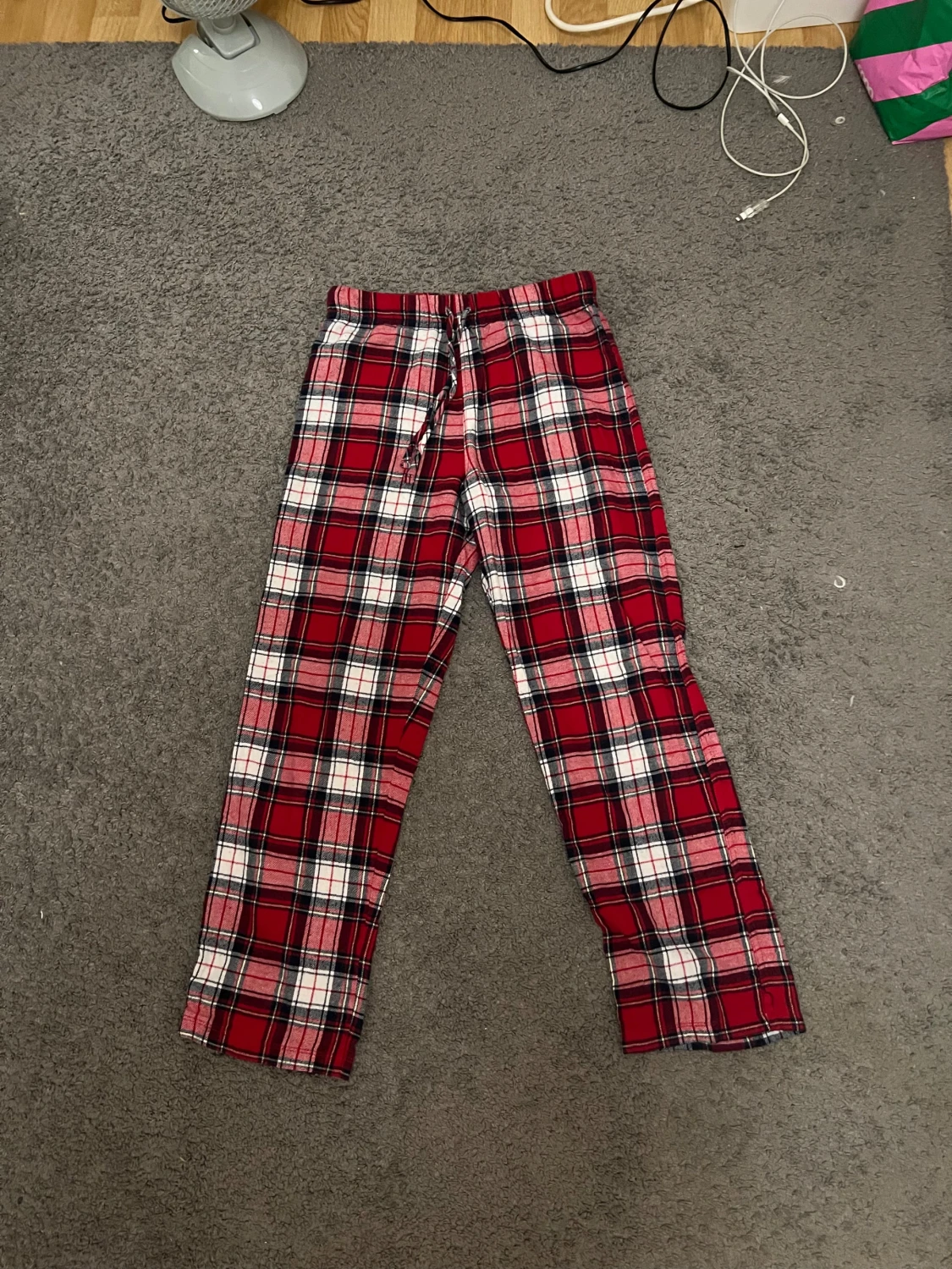 Rödrutiga mjukisbyxor med snörning