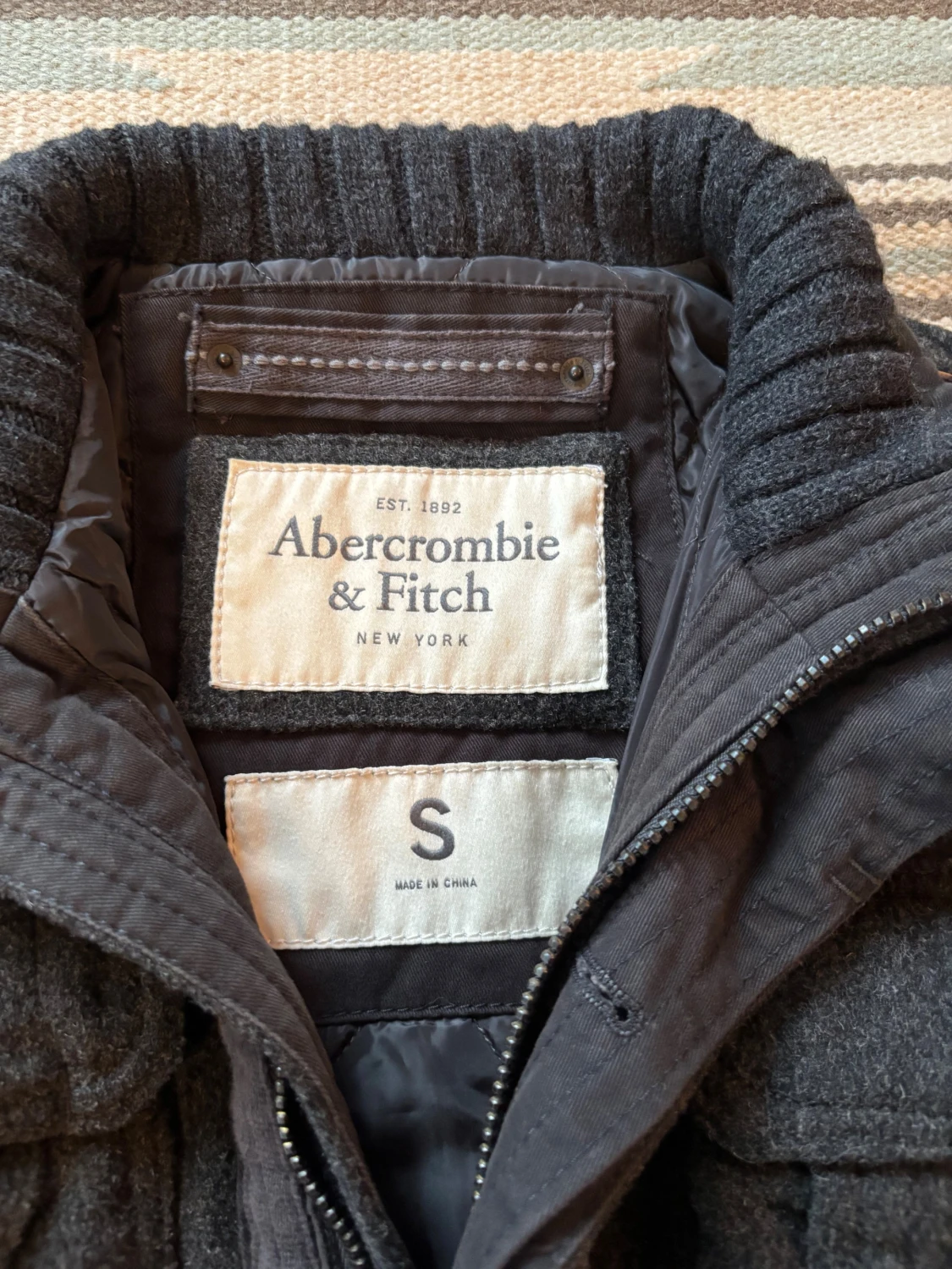 Grå jacka från Abercrombie and fitch - 1