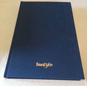 Frantzén - En exklusiv bok med elegant design och guldfärgade sidor. Innehåller inspirerande texter om matfilosofi, råvaror och restaurangupplevelser. Perfekt för dig som älskar gastronomi, kreativitet och vill upptäcka nya smaker och idéer från en av Sveriges mest hyllade kockar.s Signerad.