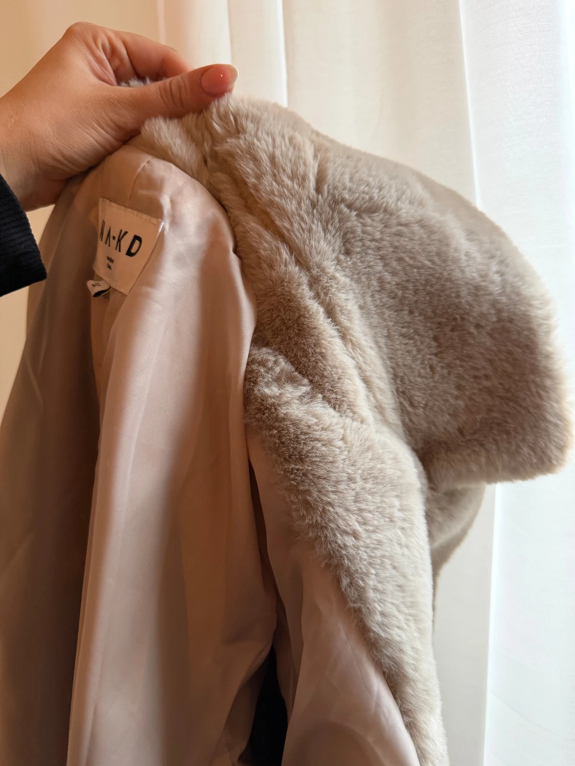 Beige pälsjacka från NA-KD - 3