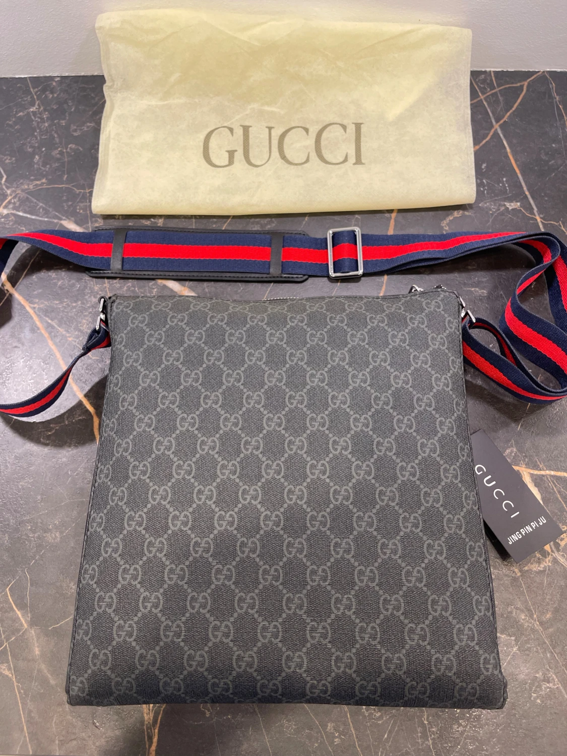 Svart axelväska från Gucci med GG-mönster - 1