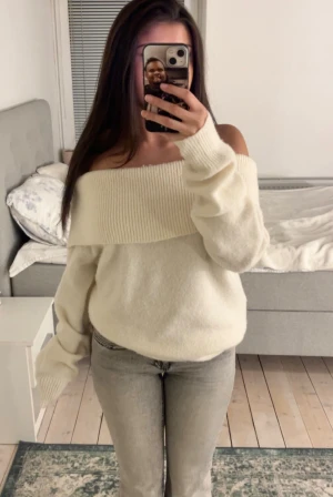 Stickad tröja - Stickad off shoulder tröja från BikBok. Jättefin och jättemysig. Säljer då den inte kommer till användning🫶