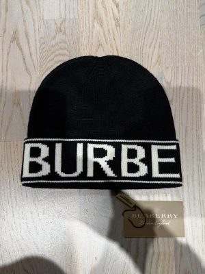 Svart burberry mössa - Som ny. Perfekt till vintern!