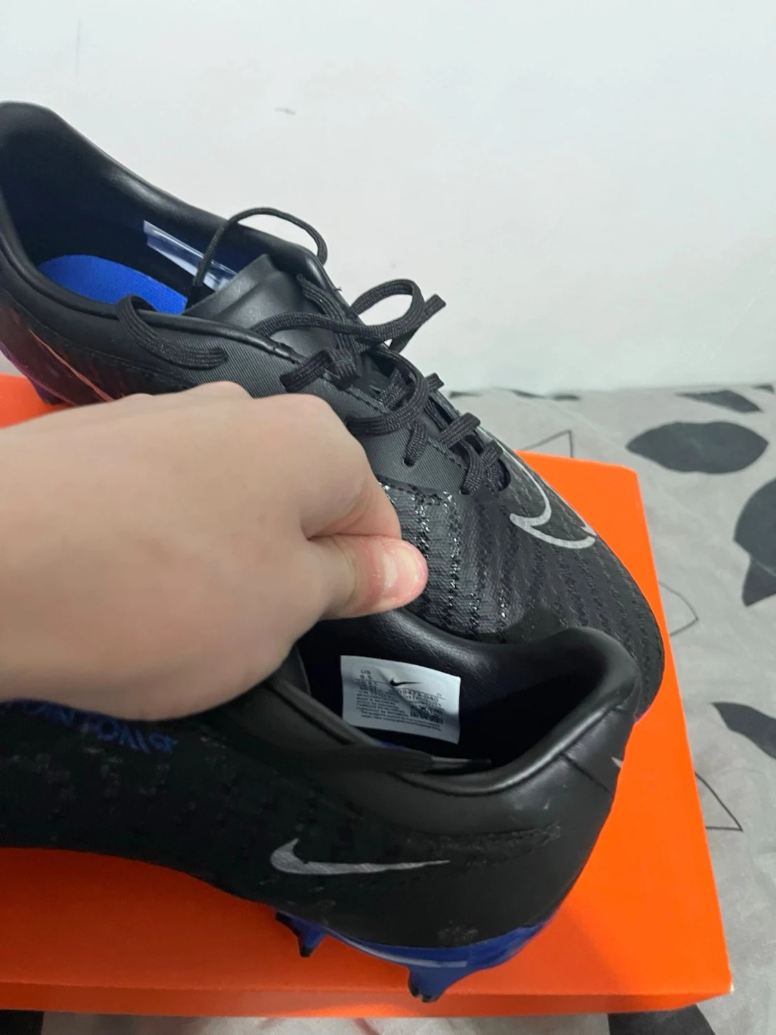 Nike svarta fotbollsskor med blå detaljer - 3