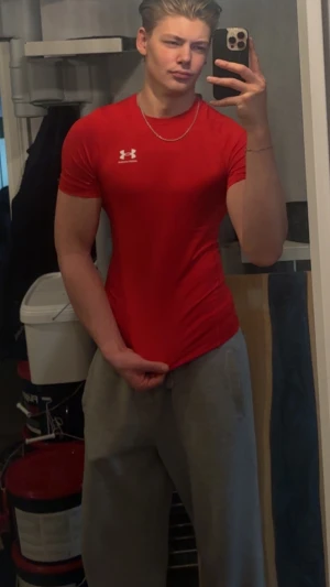 Under Armour - En röd under armour tröja i storlek M men den sitter tajt som om de vore i XS 