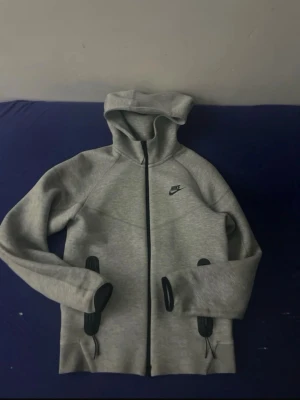 Nike tech  - Väldigt bra skicka har använt den max en månad pris kan diskuteras  