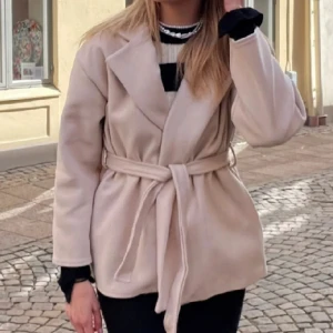 beige kappa - Fin beige kappa som inte använts mycket. Skriv för fler bilder