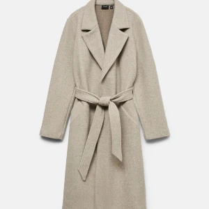 Beige kappa med bälte från vero Moda  - Lång  beige kappa från vero Moda. Passade inte mig för liten st Xs 