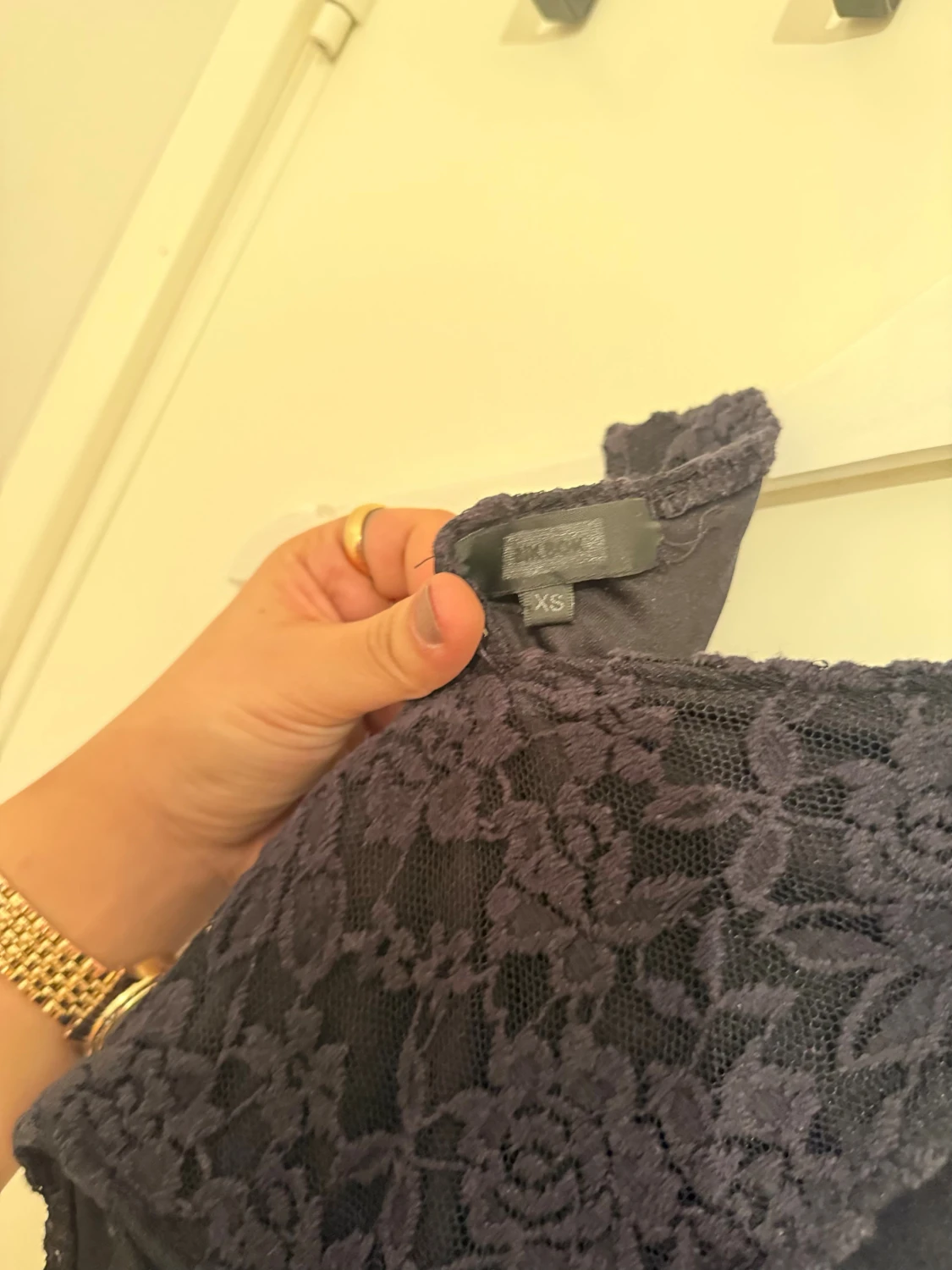 Svart spetsblus med öppen rygg XS - 3