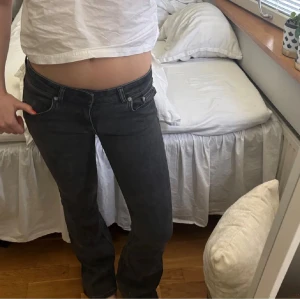 svarta jeans - snygga jeans i storlek m short som är uppsydda och lite slitna nere vid benen 🙏