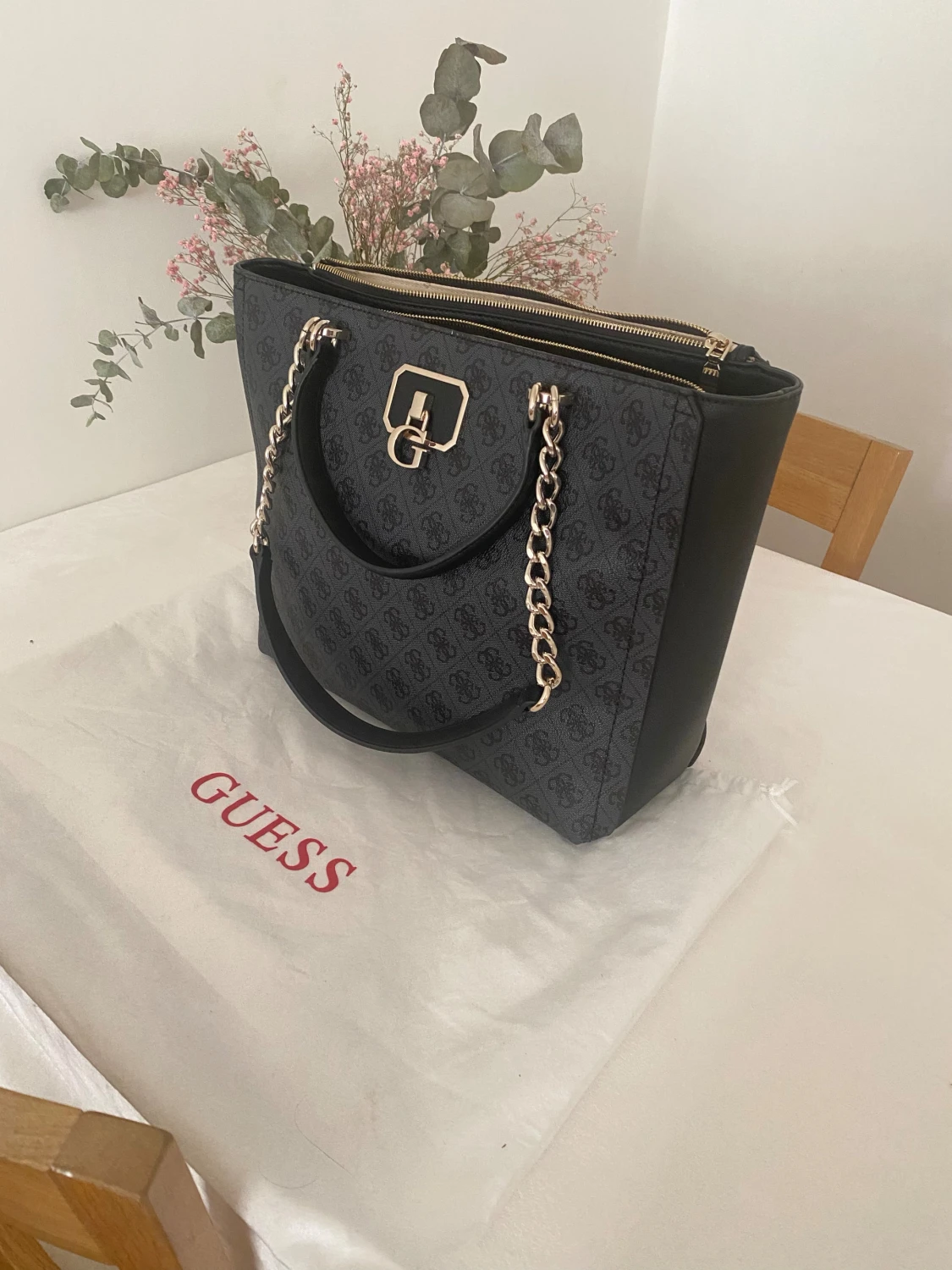 Svart axelväska från Guess med kedja - 2