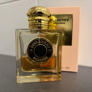 Burberry Goddess Eau de Parfum  - Burberry Goddess Eau de Parfum,. Snygg och lyxig flaska som sticker ut i samlingen. Tillverkad i Spanien. Perfekt för dig som vill ha något exklusivt och trendigt. Ca 20 ml kvar. Köpt för 1399kr