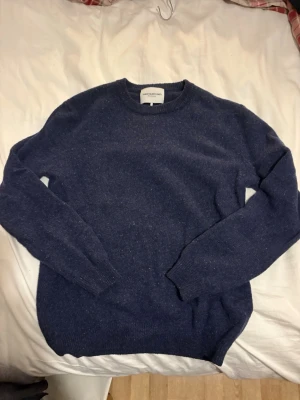 Mörkblå stickad tröja These Glory Days - These Glory Days-tröja i fint skick med högkvalitativt material och snygg passform. Lättmatchad och populär modell som säljs snabbt. Köp innan någon annan tar den. ✅Beställ idag = Kommer innan jul ✅Ställ fråga = snabbt svar 