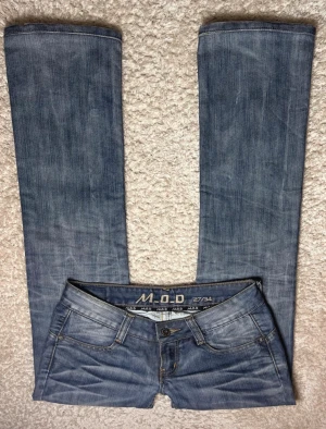 Low rise jeans från M.O.D  - Snygga blå jeans från M.O.D med klassisk femficksdesign och gul kontrastsöm. Säljer då dem inte passar mig, har alltså inte använt dom bara testat. Köpta på Vinted men är precis som nya 💕 (inte mina bilder, men använder originalbilderna för att göra det enkelt - DM för mått 🥰)