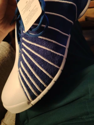 Adidas skor TMAC 3 Restomod - Säljer att par adidas skor där de har inte använts. De är väldigt fina och sköna och är limited edition skor, de är size 48. 
