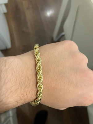 Guldarmband tjock  - Snyggt guldarmband med tvinnad kedja och robust lås. Armbandet har en glansig finish och känns riktigt lyxigt på handleden. Perfekt accessoar för dig som gillar stilrena detaljer och vill sticka ut lite extra. Och är ganska tjock som många gillar 