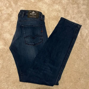 Replay anbass jeans - Ett par schyssta replay anbass jeans i färgen mörklblå! Storlek 29-32. Ny pris 1799