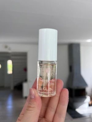 Betty Barclay Beautiful Eden parfym, 10 ml - Smidig 10 ml eau de toilette från Betty Barclay. Perfekt att ta med i väskan. Ingredienser: alkohol, vatten, parfym, bl.a. benzyl salicylate, linalool, citronellol. Tillverkad i Tyskland. Använd ett par gånger.