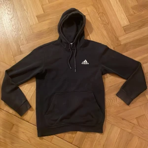 Marinblå Addidas Hoodie - Nu säljer jag min älskade marknblå hoodie då den är för liten, nypriset ligger runt 600 kr men kan tänka mig allting runt 250 kr. Storleken är small men kan i vissa fall passa medium