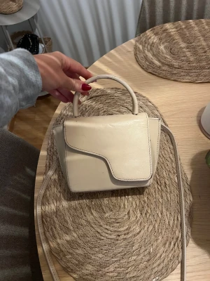 ATP Väska Beige ! - ATP Atelier Väska köpt från deras hemsida! Kvitto samt dustbag finns! Bra skick och har hållt sin form nästan helt perfekt men har små skavanker som syns på bilderna 🥰 Köpt för 3600kr för 2 år sedan