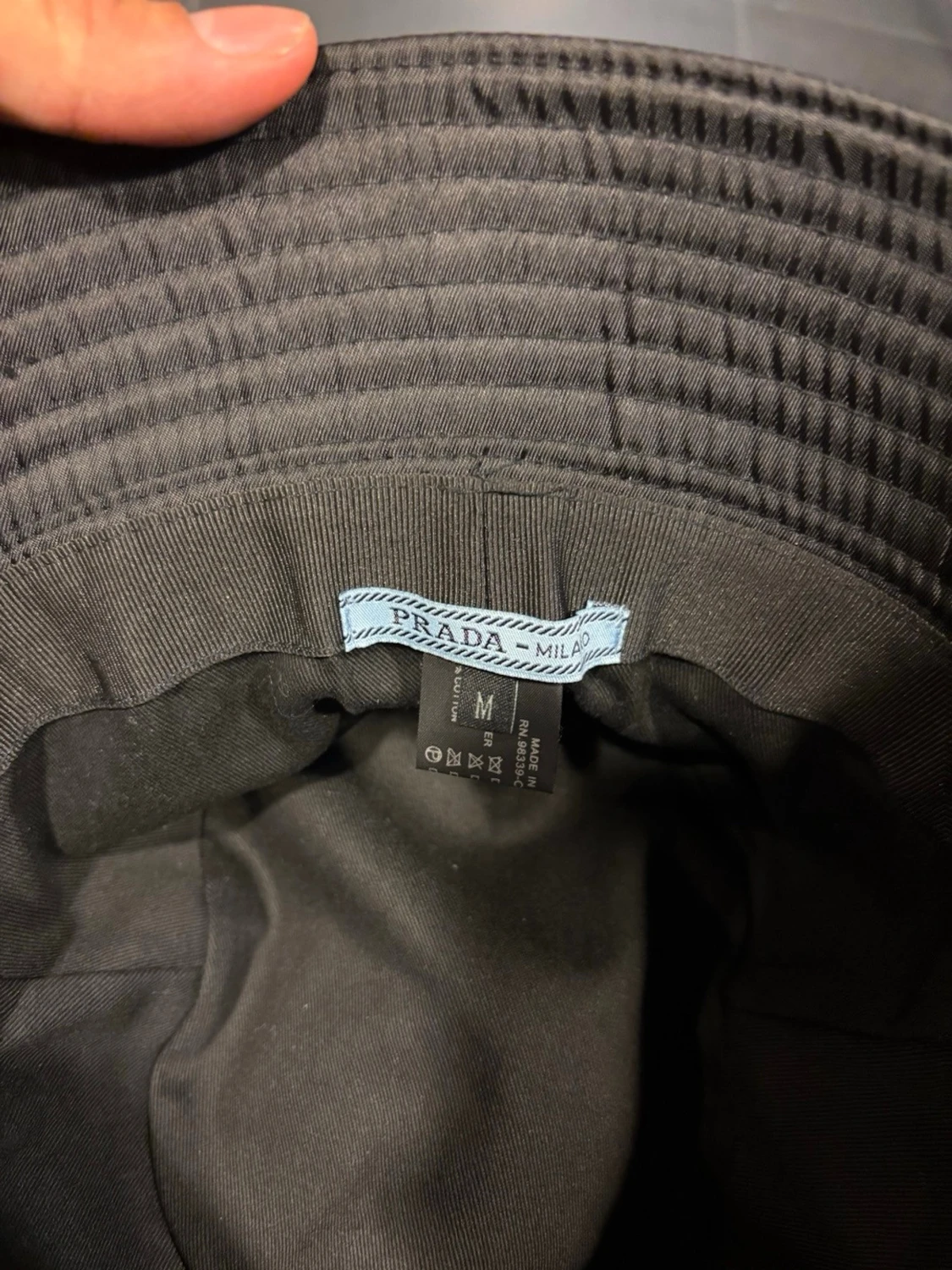 Svart bucket hat från Prada - 4