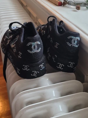 Svarta sneakers med strass 38 - Supercoola glittrande sneakers, några strass saknas men i övrigt bra skick 