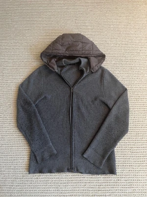 Massimu Dutti Cardigan  - Snygg sälssynt Massimu Dutti cardigan. Färgen är grå och storleken är M. Bra skick inget märkvärdigt. Skriv gärna vid minsta fundering eller fler bilder. 