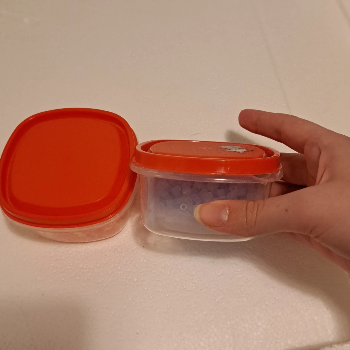 Två burkar med pärlor i blått, gult och orange - 1