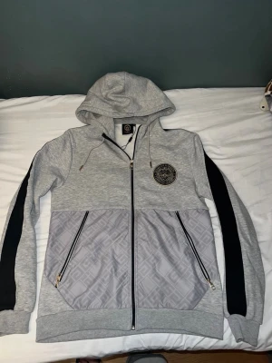 Grå tjocktröja från Glorious Gangsta - Säljer min snygga gråa tjocktröja från Glorious gangsta väldigt bekväm skön passform