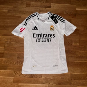 Real Madrid fotbollströja  - Säljer en Real Madrid 2024/25 hemmatröja - VINI JR 7 , helt oanvänd!