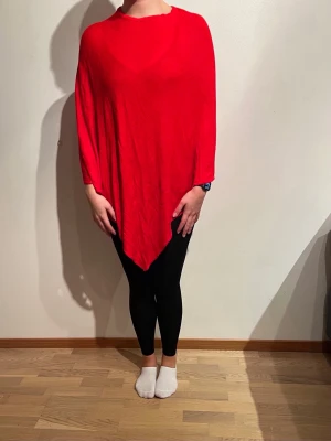 NY: röd finstickad poncho, pieces - Tvättråd: 30° Nypris: 280 kr