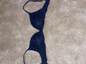 Intimissimi bh - Snygg mörkblå bh från Intimissimi med spetsdetaljer och liten rosett framtill. Kuporna har ett blommigt spetsmönster och justerbara axelband. Pris kan diskuteras 