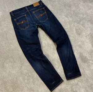 Nudie Dry Selvage Jeans  - Nudie Jeans | Modell Lean Dean Dry Japan Selvage | Mycket fint skick | Nypris 3500kr | Pris 899kr | Midjemått 43cm | Ytterbenslängd 103cm | Hör av dig vid frågor eller funderingar!