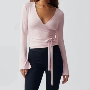 Ljusrosa omlottopp med knytband - Säljer en ljusrosa omlottopp från Gina. Tröjan har långa ärmar och knytband i midjan. Toppen har v-ringning och är figurnära i modellen. Perfekt att styla med jeans eller kjol för en trendig look. Står storlek 158-164 på tröjan men eftersom att den går att knyta så passar den de flesta. Pris går att diskuteras💕