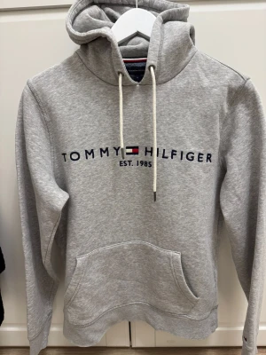 Hoodie tröja  - Säljer en hoodie tröja från Tommy Hilfiger 