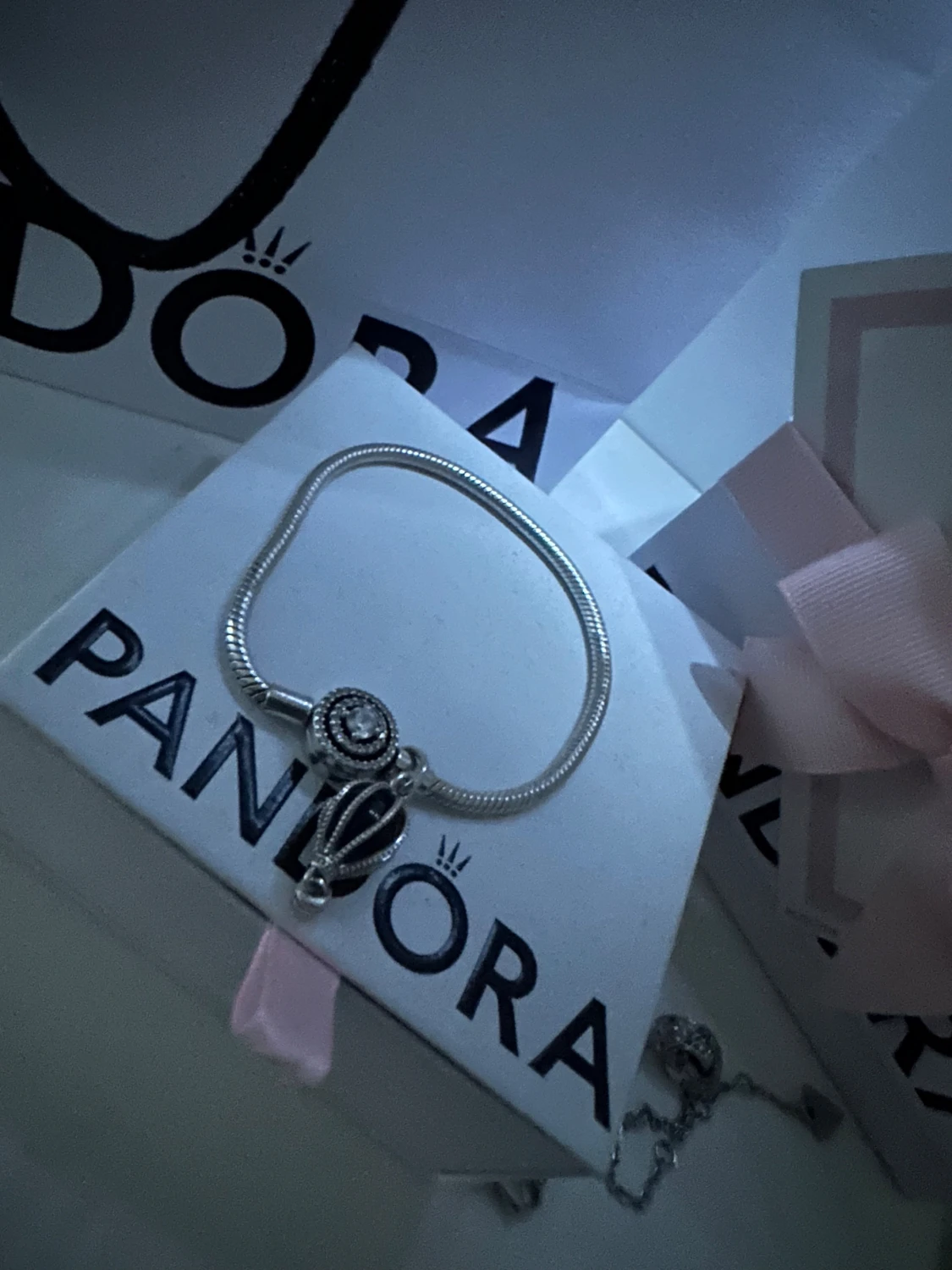 Silverfärgad Pandora armband med berlocker - 1