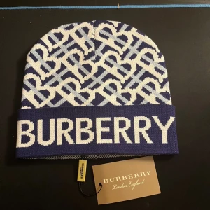 burberry mösa - burberry mösa. mösan är i jättebra skick 