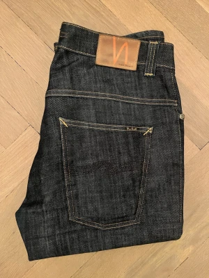Nudie jeans dry 34/34 - Snygga nudie jeans dry (de får riktigt snygga slitningar och fades med användning), W34 L34 slim passform, nypris 1600kr! 🤗Svarar gärna på frågor!