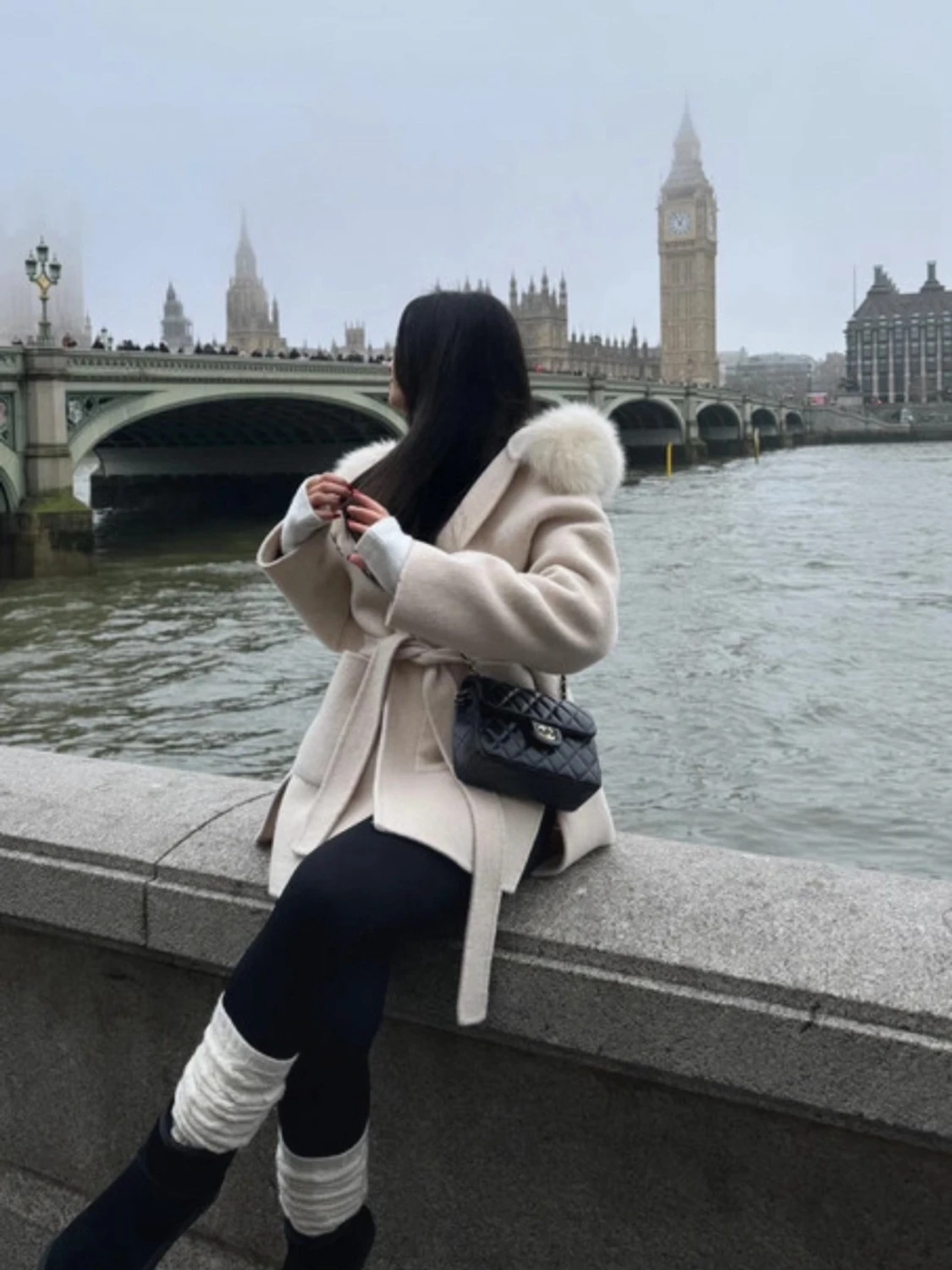 Beige kappa med fuskpäls och bälte