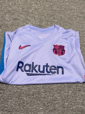 Lila Barcelona Retro Tröja - Hej, den är använd 2-3 gånger och tvättat 3 gånger. Inga defekter eller något på den. Postat den inom 1-2 dagar. Den är S men passar även till M.