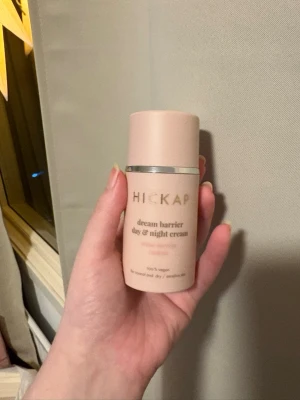 Dream Barrier Day & Night Cream Hickap - Drömmig dag- och nattkräm från Hickap i en ljusrosa pumpflaska med silvrig detalj. 100% vegansk formula, passar normal, torr och känslig hud. Perfekt för dig som vill ha återfuktad och mjuk hud hela dagen.